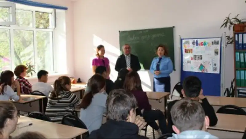 Зачем прокуроры шли в школу, проверяли журналы, мерили температуру