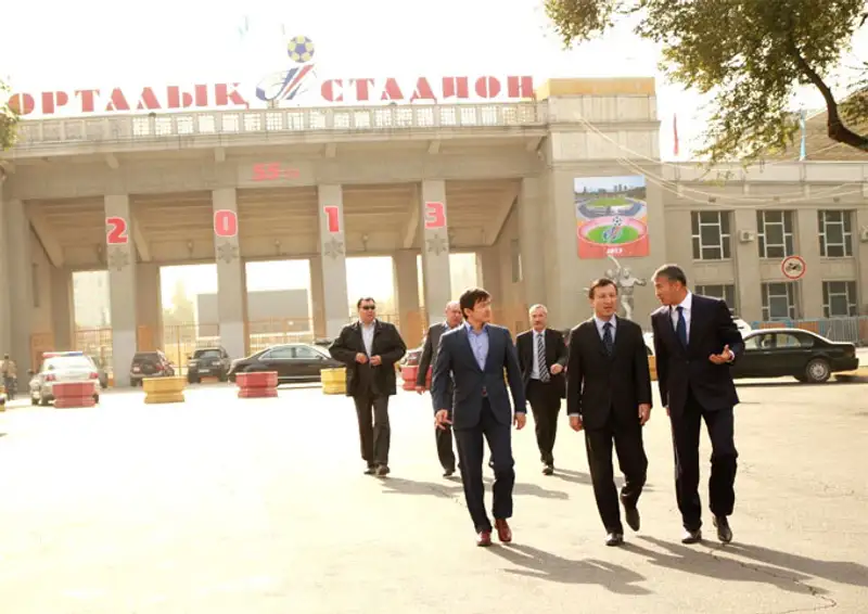 А.Джаксыбеков посетил объекты футбольного клуба «Кайрат», фото - Новости Zakon.kz от 24.10.2013 15:58