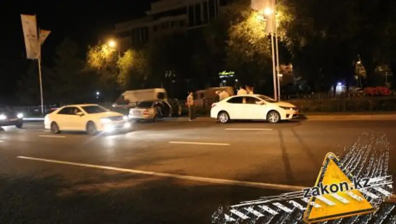 В Алматы Lada вылетела с дороги и врезалась в разделитель