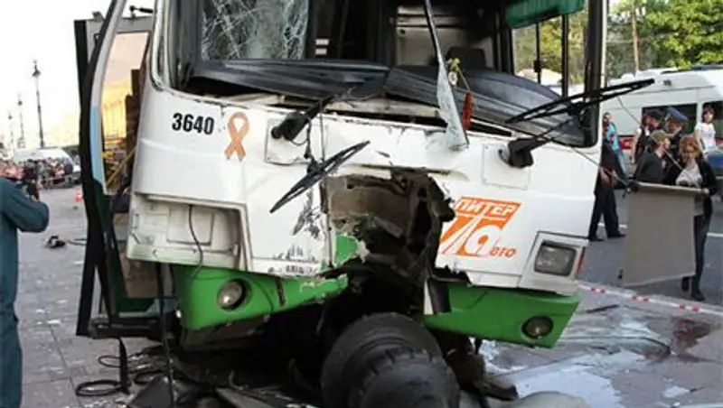 Автобус сбил толпу пешеходов на Невском проспекте в центре Санкт-Петербурга