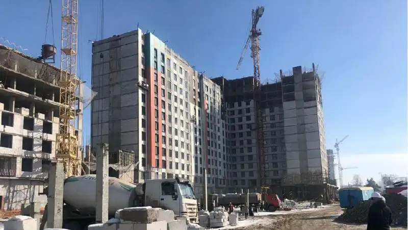 Работа опасного башенного крана приостановлена в Нур-Султане