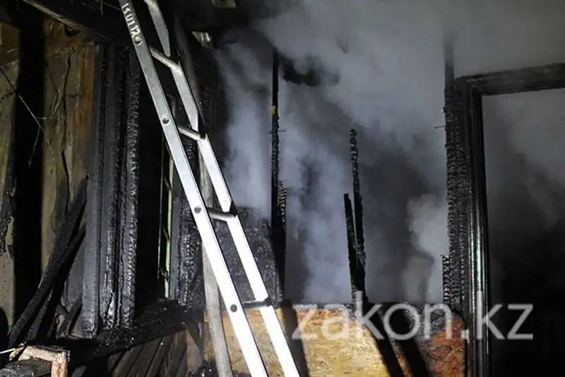 В Алматы в частном доме произошел пожар из-за взрыва отопительного оборудования (фото) В Алматы в частном доме произошел пожар из-за взрыва отопительного оборудования (фото), фото - Новости Zakon.kz от 25.11.2013 17:53