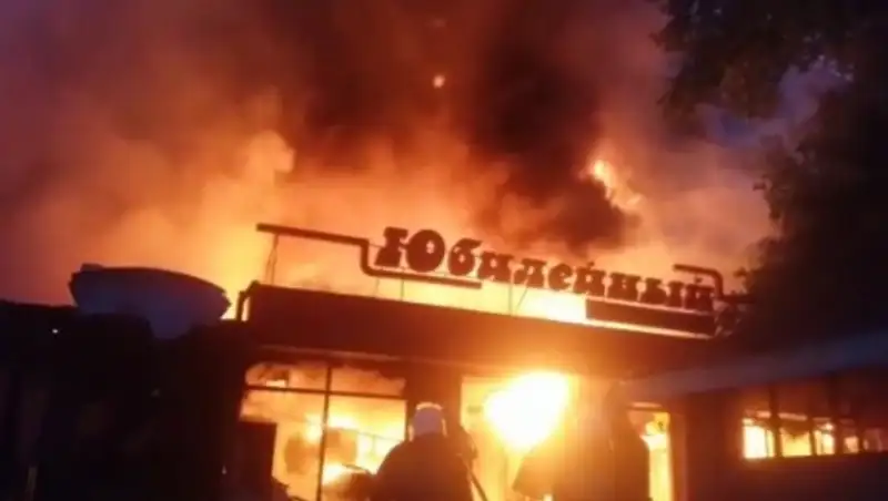 В Алматы загорелся супермаркет "Юбилейный", пламя перекинулось на 7-этажный дом