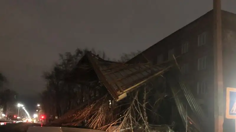 Ветер обрушил кровлю здания в Павлодарской области, фото - Новости Zakon.kz от 08.03.2023 10:24