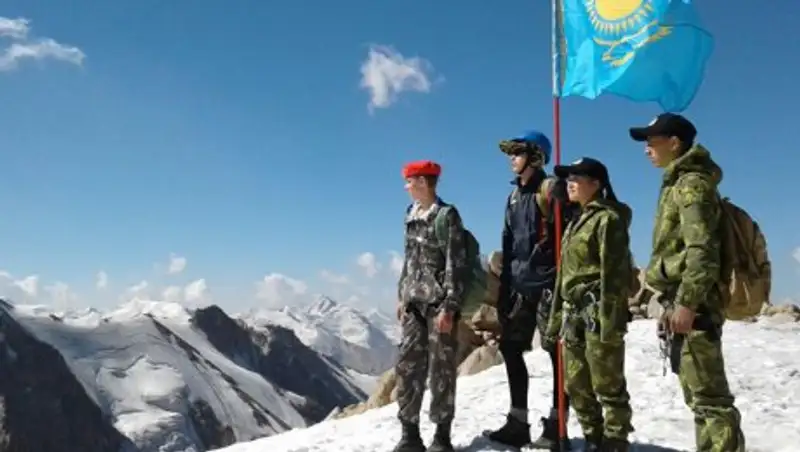 Воспитанники военно-патриотического клуба «Киров» водрузили флаг Казахстана на пик "Молодежный"