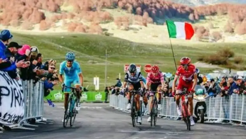 На пьедестале первого этапа «Тур Альп» два гонщика «Астаны»