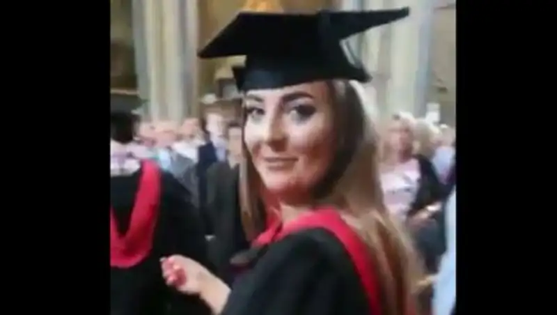 Англичанин перепутал дочь с другой девушкой на выпускном и стал звездой соцсетей