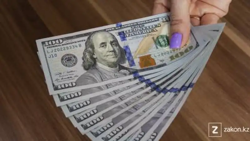 Доллар немного подешевел после выходных