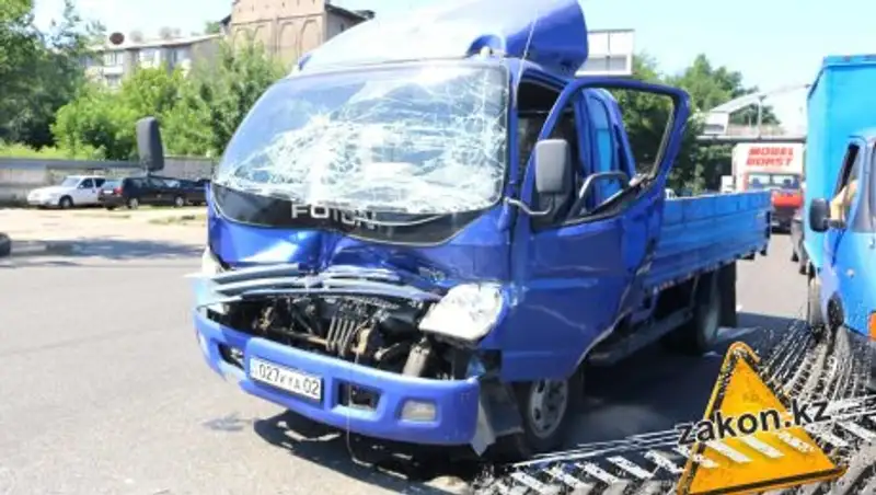 Тройное столкновение парализовало движение на пр.Рыскулова в Алматы