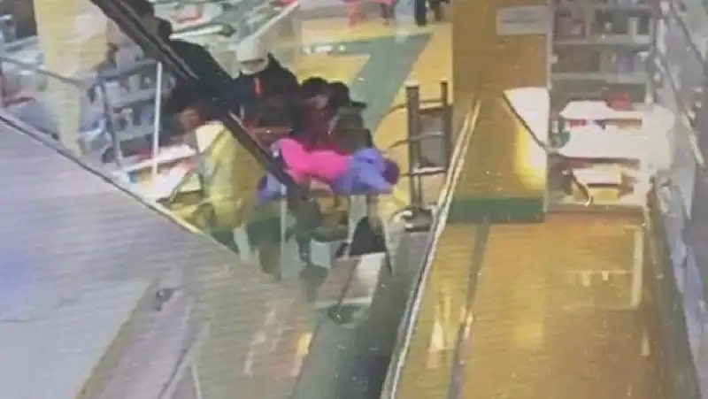 Ребенок выпал из рук матери на эскалаторе в ТРЦ в Уральске