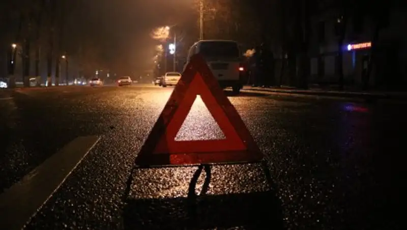 В Алматы Kia врезалась в дерево, пострадал пассажир