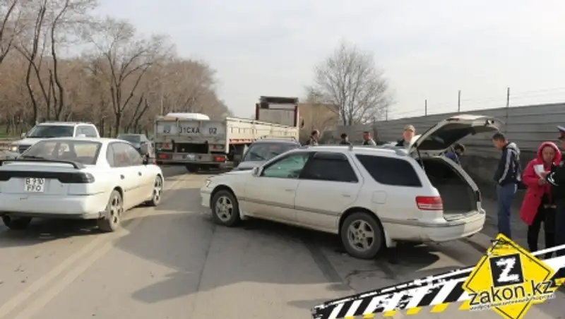 В Алматы резвый VW Golf столкнулся с двумя машинами