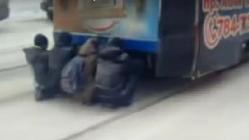 В Усть-Каменогорске полицейские разыскивают школьников, цепляющихся за движущийся трамвай