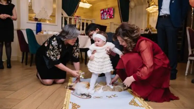 Посол Великобритании поучаствовала в казахском обычае