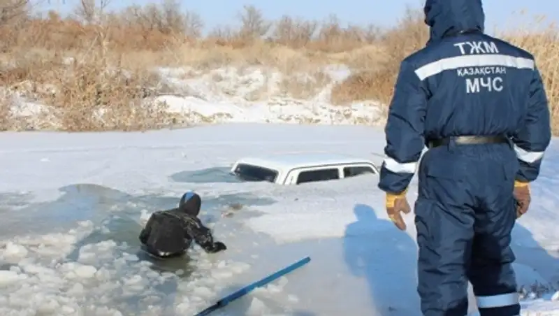 Нива провалилась под лед в Акмолинской области, 1 человек погиб