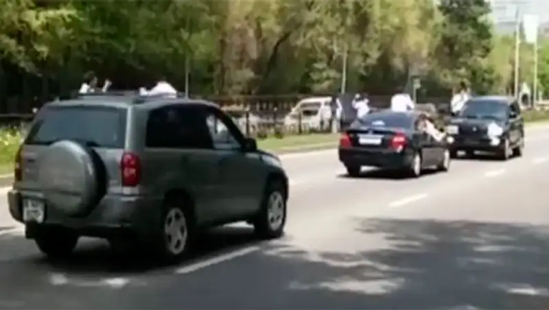 Водители веселого кортежа алматинских выпускников наказаны