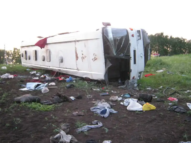 Под Самарой, в перевернувшемся автобусе, находились 85 человек (фото), фото - Новости Zakon.kz от 31.05.2013 15:07