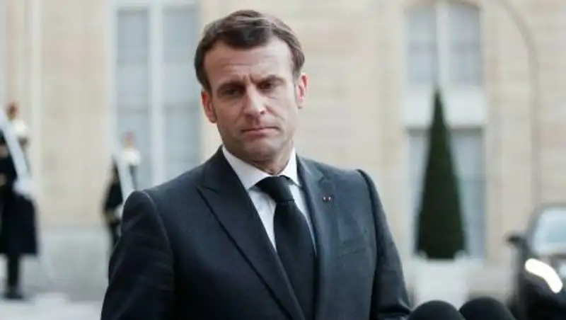 Мужчина дал пощечину Макрону, подошедшему поздороваться