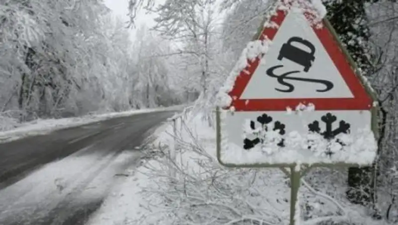 В трех областях Казахстана перекрыты дороги