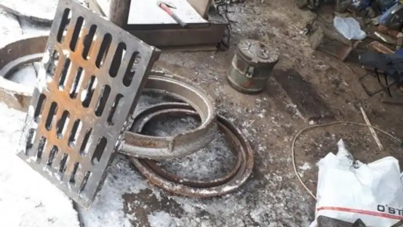 Полицейские Алматы обнаружили 20 ворованных канализационных люков и арычных решеток