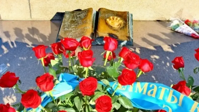 В Алматы общественность города возложила цветы к монументу Независимости