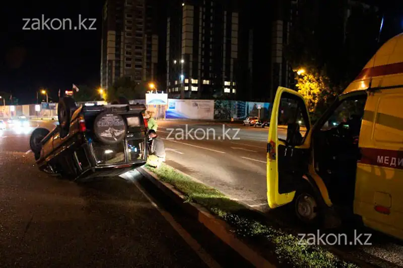 Тойота Прадо перевернулся на крышу в результате ДТП в Алматы (фото), фото - Новости Zakon.kz от 09.07.2013 18:08