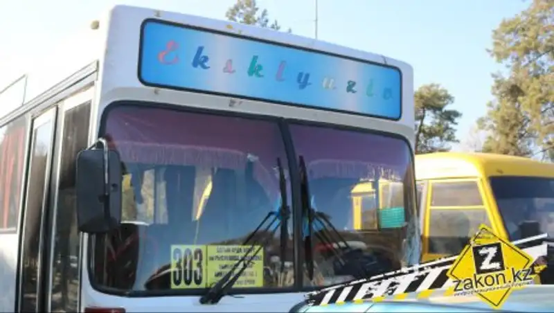 Зазевавшийся водитель автобуса на полном ходу врезался в три машины