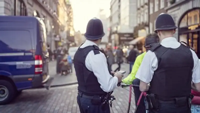 В английском графстве Кент после наезда грузовика рухнул пешеходный мост
