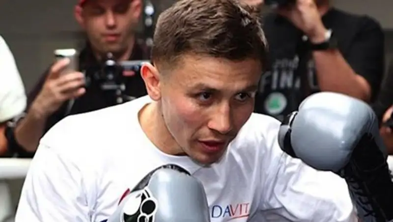 Перчатки Головкина продали за 8 млн тенге на благотворительном аукционе