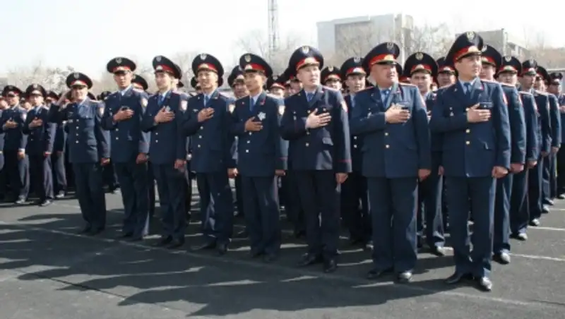 В Алматы молодым полицейским вручены первые служебные удостоверения