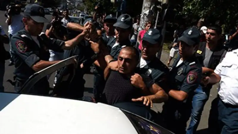 В Армении начались массовые задержания сторонников оппозиции