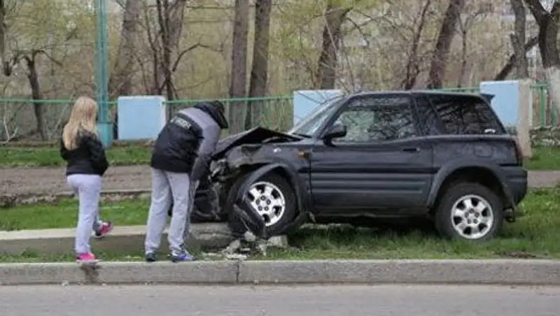 В Усть-Каменогорске «Тойота» снесла столб