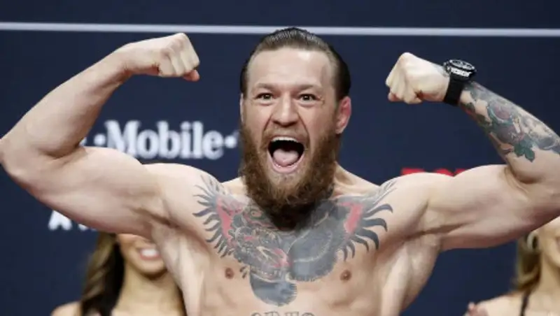 Макгрегор победил Серроне на 40-й секунде боя