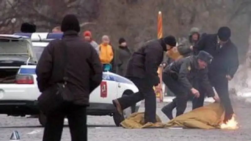 Мужчина пытался сжечь себя в центре Москвы