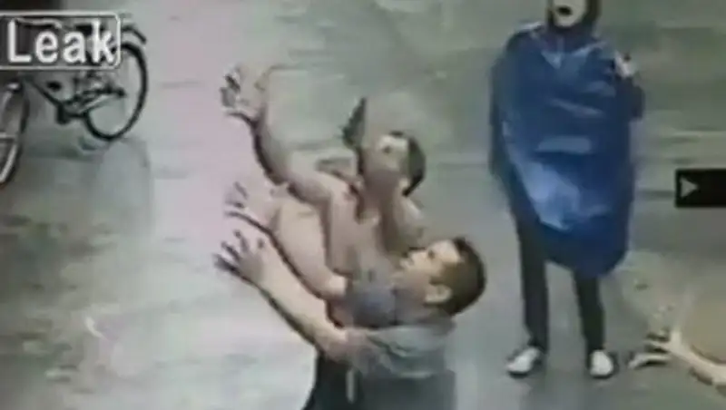 Уличный торговец поймал ребенка, выпавшего из окна