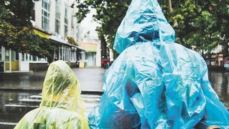 Врач рассказал, чем опасны дождевики и резиновые сапоги