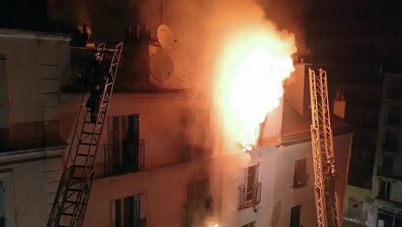 Под Парижем горит дом, есть погибшие