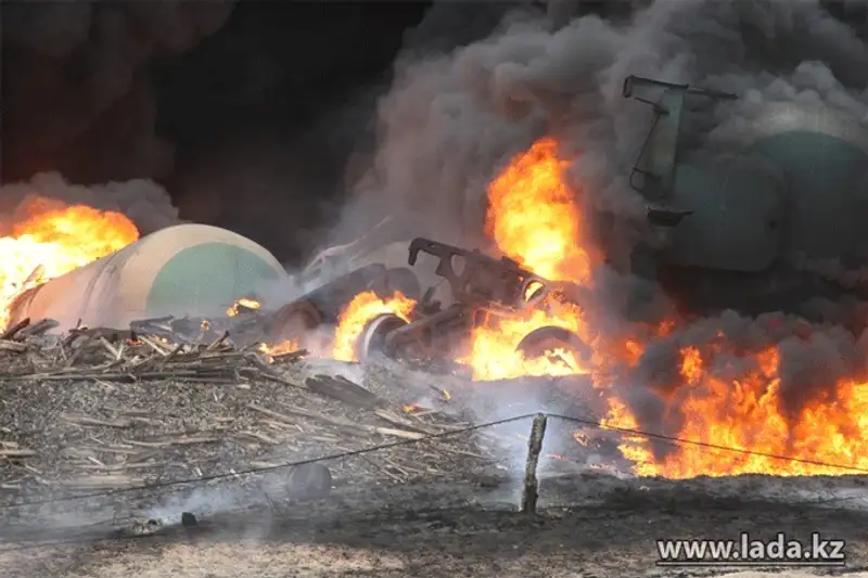 Цистерны с нефтью горят в промзоне Актау (фото), фото - Новости Zakon.kz от 16.11.2013 21:43