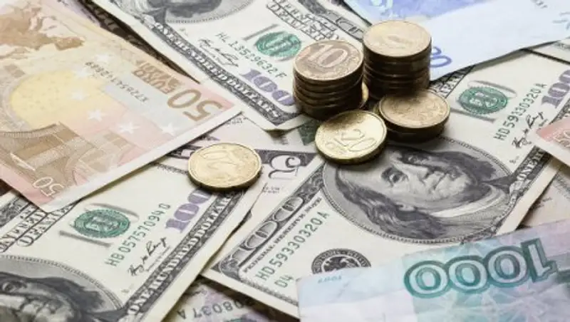 Тенге укрепляется по отношению к доллару, но слабеет к рублю