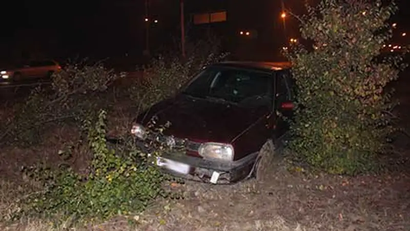 Водитель Фольксвагена «не вписался» в поворот и вылетел с дороги, перевернувшись (фото)