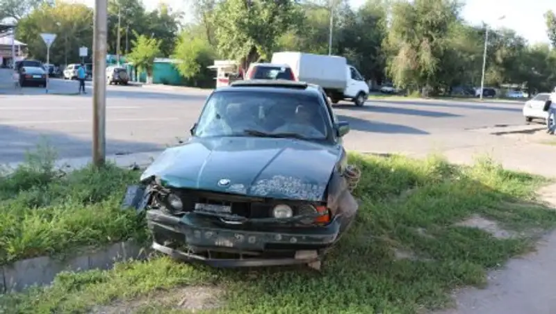 Крышей о столб ударился BMW в результате ДТП в Алматы