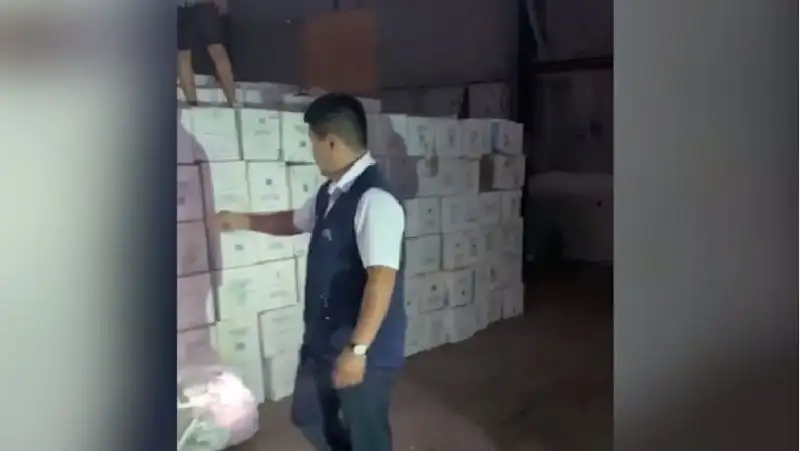 Иностранца с 22 тоннами контрабандных сигарет задержали в Алматинской области