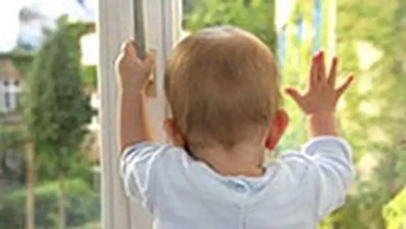 В Уральске годовалый малыш выпал из окна 5-этажа