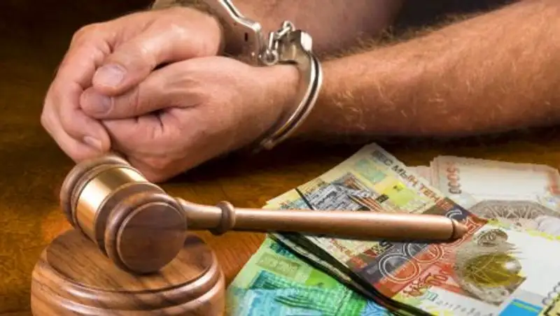 В Атырау чиновника центра земельного кадастра осудили по двум статьям