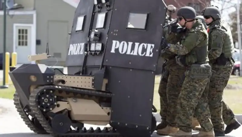 Трамп вооружит полицию бронетранспортерами и гранатометами