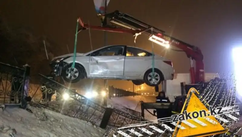 На ВОАД в Алматы водитель не справилась с управлением и снесла разделительный забор