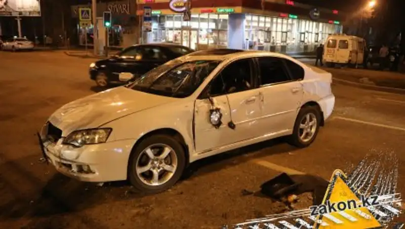 В Алматы в ДТП с перевертышем пострадали два человека