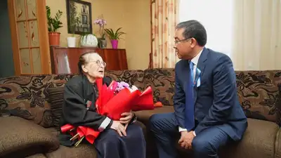 Аким области Абай поздравил ветеранов войны и тружеников тыла с Днем Победы, фото - Новости Zakon.kz от 08.05.2023 14:25