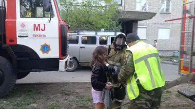 Двух детей госпитализировали после крупного пожара в многоэтажке Усть-Каменогорска, фото - Новости Zakon.kz от 18.05.2023 10:41