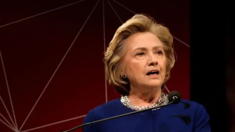 Хиллари Клинтон призывает принять правила применения оружия полицией в США